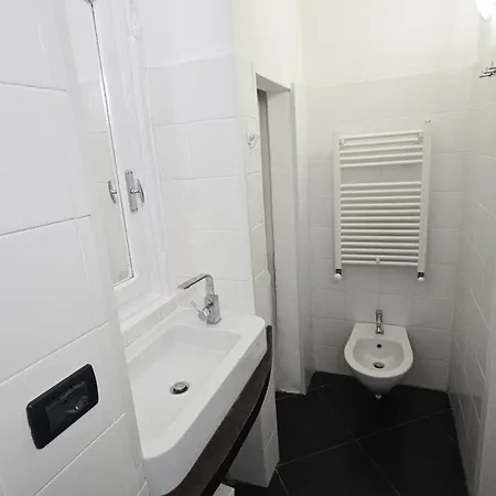 La Gemma Del Galeone, Di Fronte All'acquario