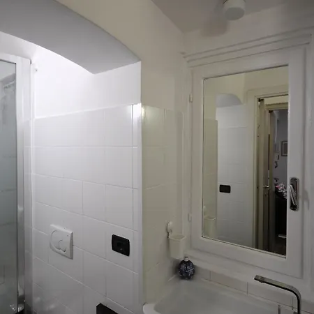 La Gemma Del Galeone, Di Fronte All'acquario * Генуя